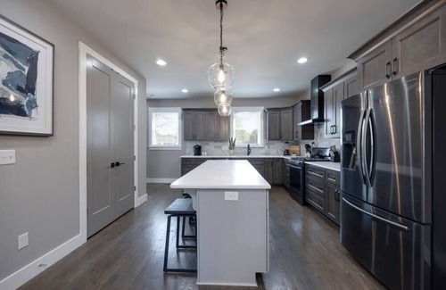 Lakewood House | Lake House for 10, 20 min to DT