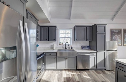 Unionville House | Lake House kid-friendly, arcade room, bunk beds, trampoline, firepit, large deck