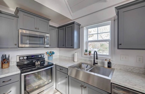 Unionville House | Lake House kid-friendly, arcade room, bunk beds, trampoline, firepit, large deck
