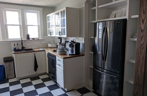 Geneva-on-the-Lake House | Lake House located in the heart of The Strip.