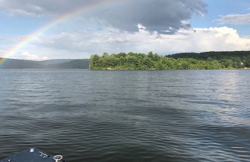 Lakeville Ski Chalet | Lake House on Lake Wallenpaupack,boat dock included,Home has WiFi 3 BDRM’s 2b’s