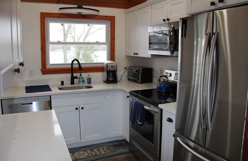 Highland Lakes Cottage | Lake House/Private Dock & Deck on the water/5min from Skiing, Hiking & Golf