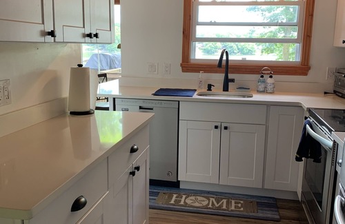Highland Lakes Cottage | Lake House/Private Dock & Deck on the water/5min from Skiing, Hiking & Golf