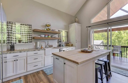 Lampe House | Lake House Retreat - Private Hot Tub!