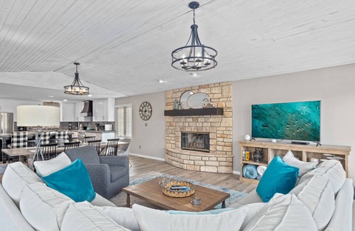 McColley House | Lake House: Spacious 6-Bedroom Retreat Perfect for Families and Waterside Fun!