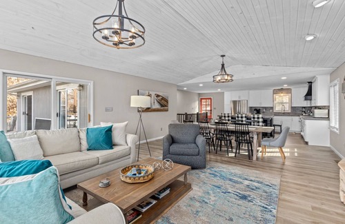 McColley House | Lake House: Spacious 6-Bedroom Retreat Perfect for Families and Waterside Fun!