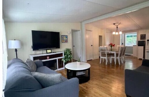 Sneads Ferry Cottage | Lake House w/pool 10min to beach Dog friendlyn