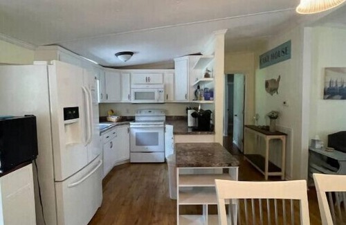Sneads Ferry Cottage | Lake House w/pool 10min to beach Dog friendlyn