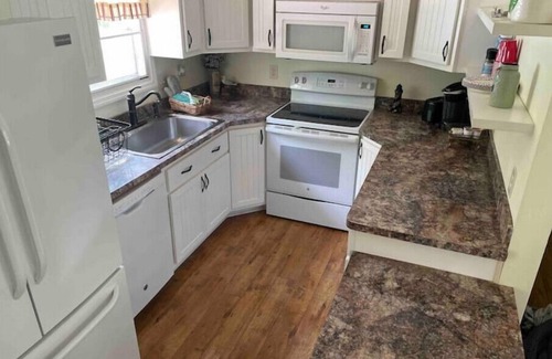 Sneads Ferry Cottage | Lake House w/pool 10min to beach Dog friendlyn