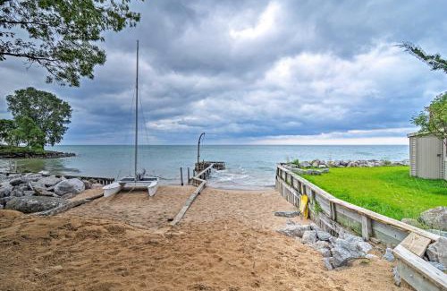 Tawas City House | Lake Huron House with Grill and Beach Access!