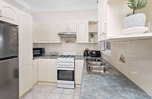 Lake Illawarra Apartment | Lake Illawarra foreshore - Close to beach -3 bedrooms - Lake view - sleeps 7