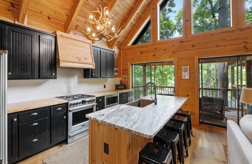 Seneca Cabin | Lake Keowee Cabin 14 miles to Clemson with Hot Tub and new private dock