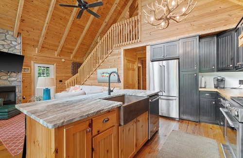 Seneca Cabin | Lake Keowee Cabin 14 miles to Clemson with Hot Tub and new private dock