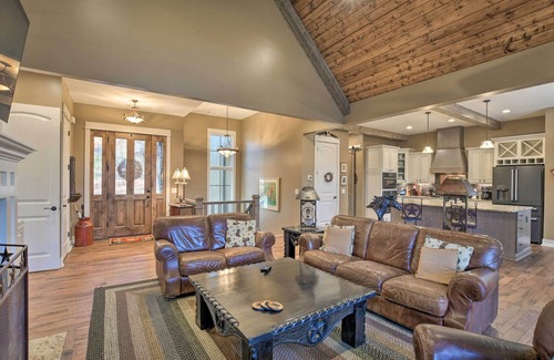 Seneca Cottage | Lake Keowee Cottage w/Deck & Private Dock!