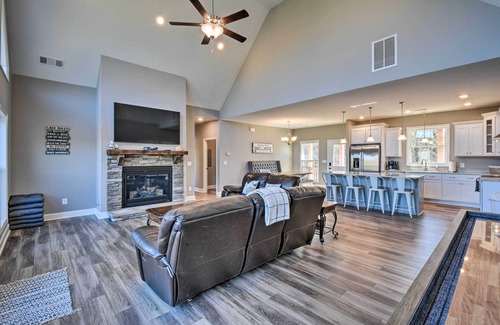 Seneca House | Lake Keowee Getaway: Boat Dock, Deck, Grill!