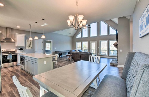 Seneca House | Lake Keowee Getaway: Boat Dock, Deck, Grill!