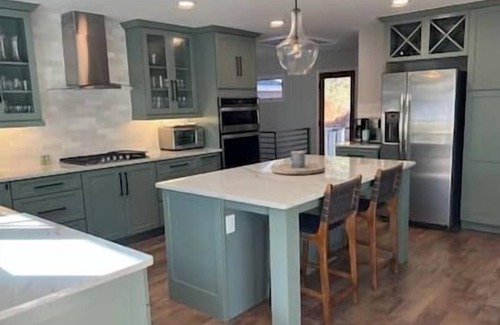 West Union House | Lake Keowee Home w Dock, Kayaks, Hot Tub!