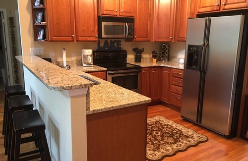 Salem House | Lake Keowee Lake Front- 90 day min