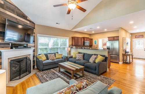 Seneca House | Lake Keowee Retreat! Swim, Boat, Kayak & Relax on Dock Just Steps from the Water