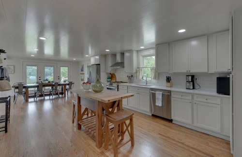 Gainesville House | Lake Lanier Farmhouse near Olympic Rowing Venue