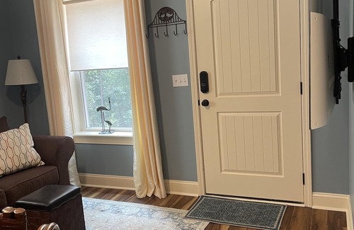 Gainesville House | Lake Lanier Home. 1 BR APT. with dock on private cove. 35 minutes to Dahlonega.