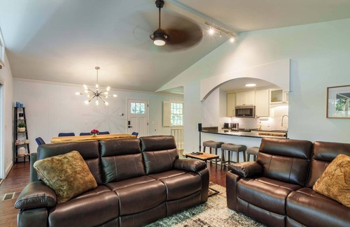 Cumming House | Lake Lanier Lodge - Dock, Views, & Fire Pit