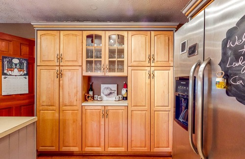 Gainesville House | Lake Lanier Log House with Water Views & Screened Porch