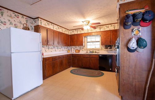 Gainesville House | Lake Lanier, right on water with private Boat Dock !