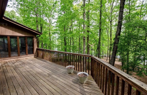 Gainesville House | Lake Lanier, right on water with private Boat Dock !