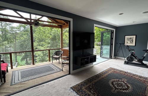 Gainesville House | Lake Lanier's Most Relaxing Experience, convenience to Marina, Shopping & Dining