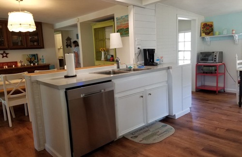 Kingsland Cottage | Lake LBJ - 4 king beds + air mattresses. Rent weekly Mon-Mon get 2 free nights