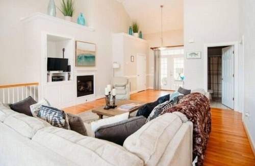 Penhook House | Lake luxury: Hot tub, Wifi, ping pong, pool, air hockey table