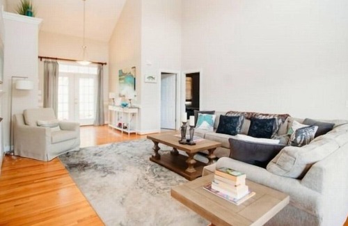 Penhook House | Lake luxury: Hot tub, Wifi, ping pong, pool, air hockey table