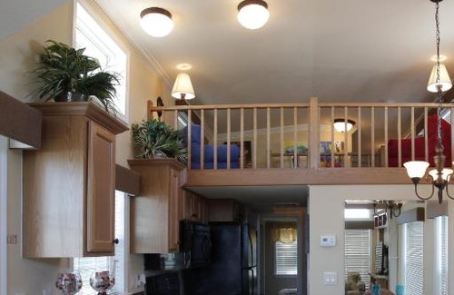 West Kissimmee Resort | Lake Magic Loft Cottage 11