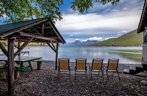 Agpar Apartment | Lake McDonald View Cabin on the shores of Lake McDonald