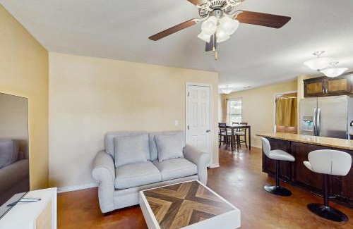 Kingsland House | Lake Memories Cottage & Llano River Getaway