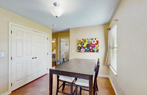 Kingsland House | Lake Memories Cottage & Llano River Getaway
