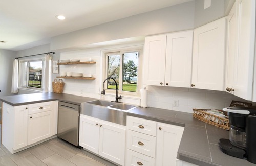Benton Harbor House | Lake MI views: King Bed: Mins. to St. Joe: Hot tub