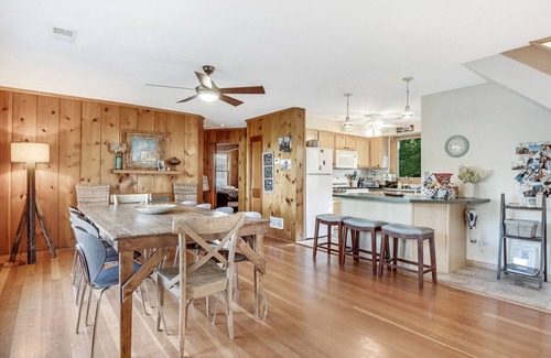 Michigan City Cottage | Lake Michigan Beach Cottage for 10