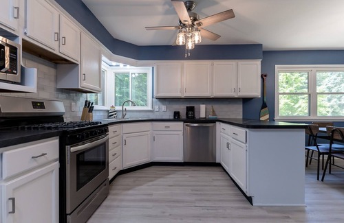 Muskegon House | Lake Michigan Retreat – Cozy Remodeled 3BR Getaway Near Scenic Beaches!