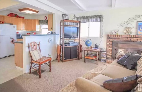 Montague House | Lake Michigan Waterfront! Semi-private beach steps away!