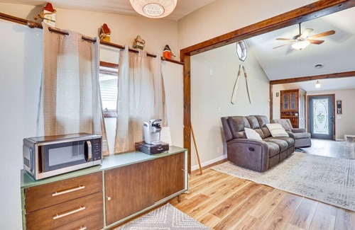 Craig Beach House | Lake Milton 1 Block From Beach With A Hot Tub!