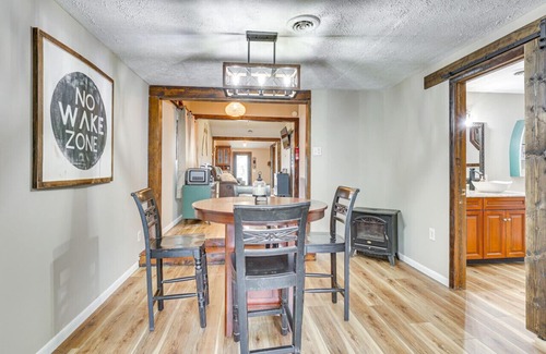 Craig Beach House | Lake Milton 1 Block From Beach With A Hot Tub!