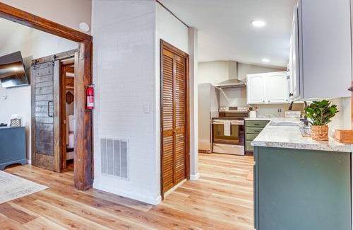 Craig Beach House | Lake Milton 1 Block From Beach With A Hot Tub!