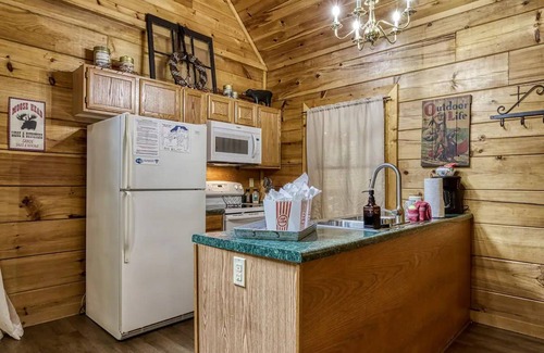 Sevierville Apartment | Lake Mountain Cabin w Pool Game Room Hot Tub