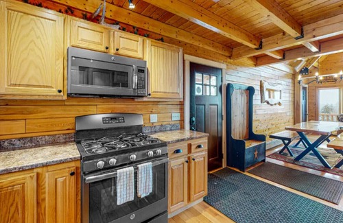 Greenville Cabin | *Lake/Mtn View*Hot Tub*Firepace*Game Room*