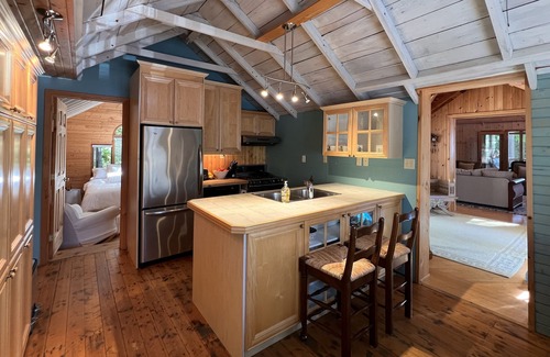 Gravenhurst Cottage | Lake Muskoka 2.5 Bedroom Island Cottage
