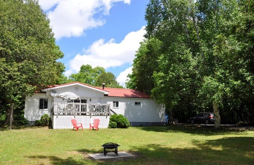 Bala House | Lake Muskoka Cottage with Sandy Beach