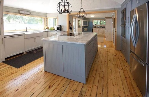 Bala House | Lake Muskoka - Lake Front Cottage - 230' Water