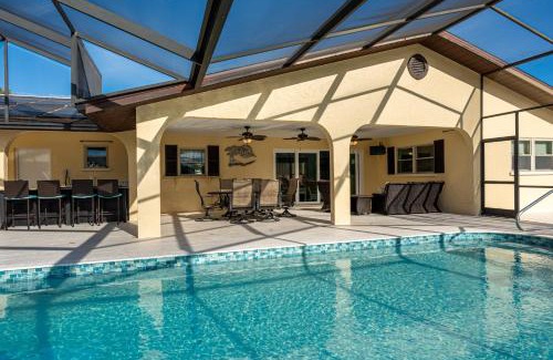 Bradenton House | Lake O' Woods! Gated private pool home!